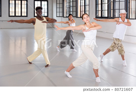 Dancers training modern dance movements 80721607