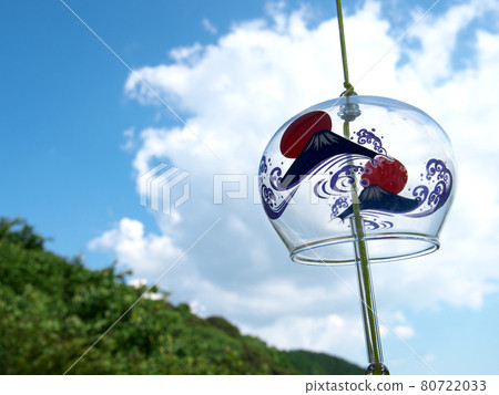 Wind chimes swaying in the blue sky in summer Wind chimes swaying in the blue sky in summer 80722033