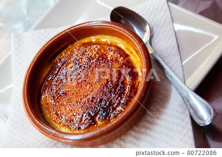 Spanish dessert Crema catalana 80722086