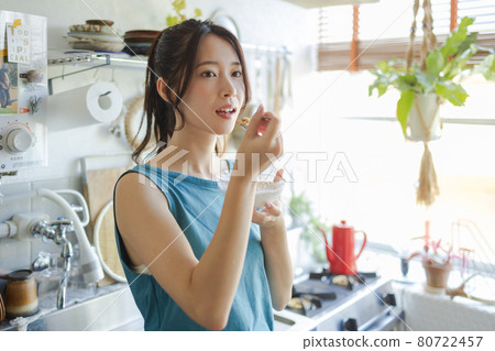 Young woman eating cereal 80722457