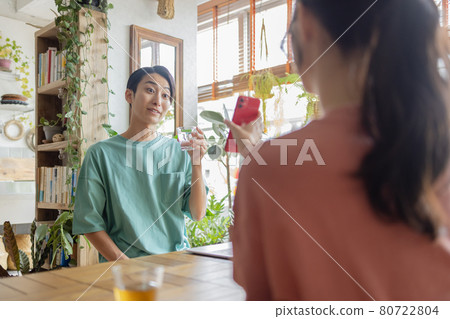 She shows her smartphone to her boyfriend 80722804