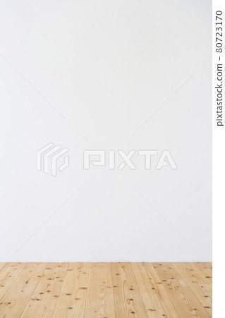 Solid hardwood floor and white walls of diatomaceous earth 80723170