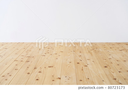 Solid hardwood floor and white walls of diatomaceous earth 80723173