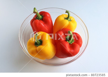 玻璃碗中新鮮美味的辣椒粉 玻璃碗中新鮮美味的辣椒粉 80723585