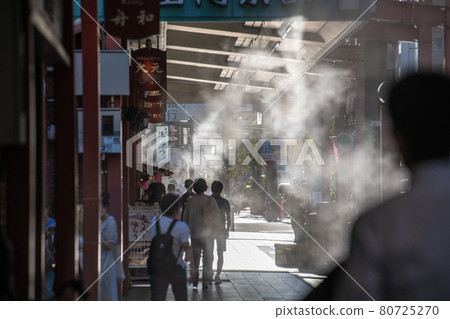 緊急狀態下的日本東京城市景觀。淺草寺前的商店街。霧雨看起來很酷...... = 8 月 4 日 緊急狀態下的日本東京城市景觀。淺草寺前的商店街。霧雨看起來很酷...... = 8 月 4 日 80725270