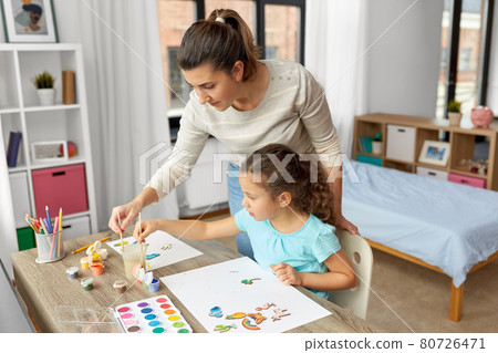 mother with little daughter drawing at home mother with little daughter drawing at home 80726471