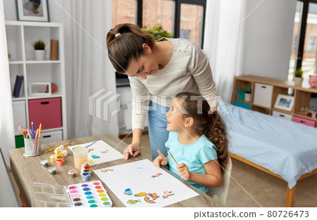 mother with little daughter drawing at home mother with little daughter drawing at home 80726473