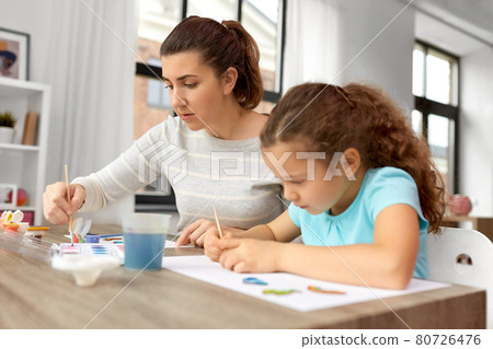 mother with little daughter drawing at home mother with little daughter drawing at home 80726476