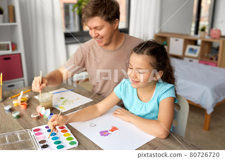 happy father with little daughter drawing at home happy father with little daughter drawing at home 80726720