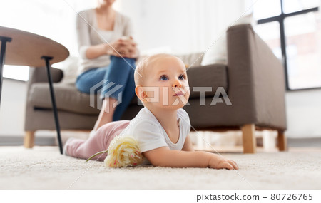 mother and baby crawling on floor at home 80726765