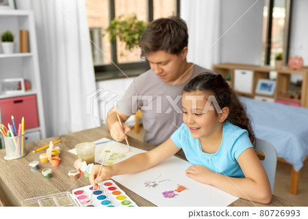 happy father with little daughter drawing at home happy father with little daughter drawing at home 80726993