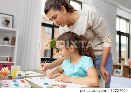 mother with little daughter drawing at home mother with little daughter drawing at home 80727034