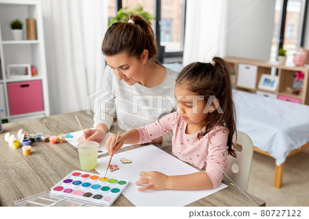 mother with little daughter drawing at home 80727122