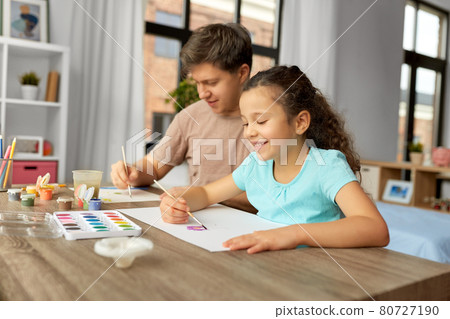 happy father with little daughter drawing at home happy father with little daughter drawing at home 80727190