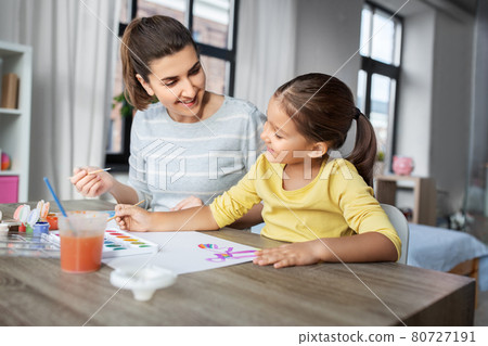 mother with little daughter drawing at home mother with little daughter drawing at home 80727191