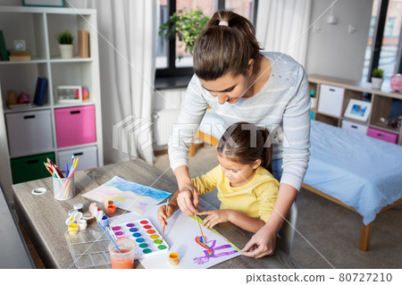 mother with little daughter drawing at home 80727210