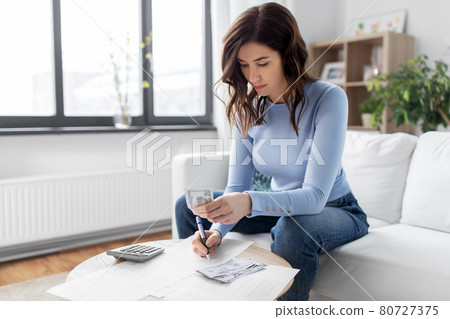 woman counting money at home 80727375