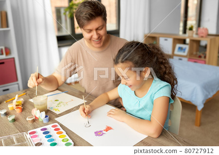 happy father with little daughter drawing at home happy father with little daughter drawing at home 80727912