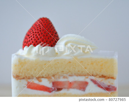 Strawberry shortcake seen from the side Strawberry shortcake seen from the side 80727985