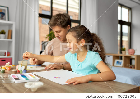 happy father with little daughter drawing at home happy father with little daughter drawing at home 80728003