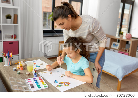 mother with little daughter drawing at home mother with little daughter drawing at home 80728006
