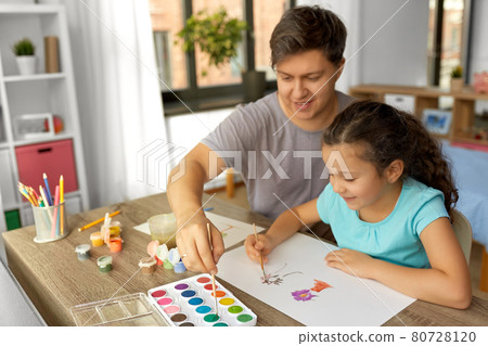 happy father with little daughter drawing at home happy father with little daughter drawing at home 80728120