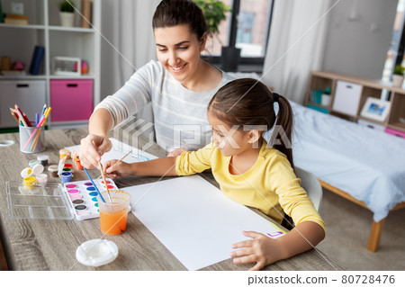mother with little daughter drawing at home mother with little daughter drawing at home 80728476