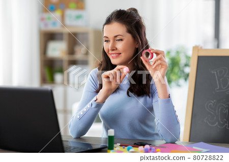 teacher having online class of arts and crafts teacher having online class of arts and crafts 80728822