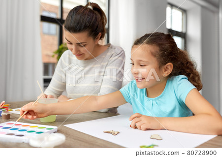 happy mother with little daughter drawing at home happy mother with little daughter drawing at home 80728900