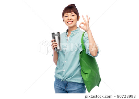 woman with tumbler and reusable food shopping bag 80728998