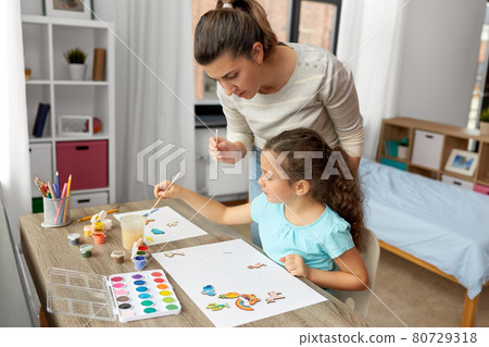 mother with little daughter drawing at home 80729318
