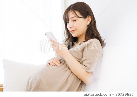 使用智能手機的孕婦 使用智能手機的孕婦 80729655