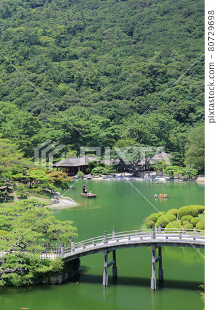 Special scenic spot "Ritsurin Garden" South garden south lake seen from the flying peak (Engetsu Bridge in the foreground, Engetsu-tei in the back) Special scenic spot "Ritsurin Garden" South garden south lake seen from the flying peak (Engetsu Bridge in the foreground, Engetsu-tei in the back) 80729698