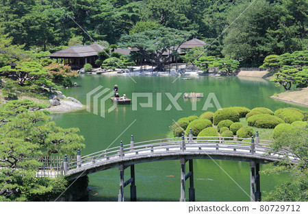 Special scenic spot "Ritsurin Garden" South garden south lake seen from the flying peak (Engetsu Bridge in the foreground, Engetsu-tei in the back) Special scenic spot "Ritsurin Garden" South garden south lake seen from the flying peak (Engetsu Bridge in the foreground, Engetsu-tei in the back) 80729712
