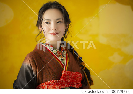 A woman with brown furisode 80729754