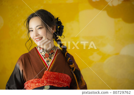 A woman with brown furisode 80729762