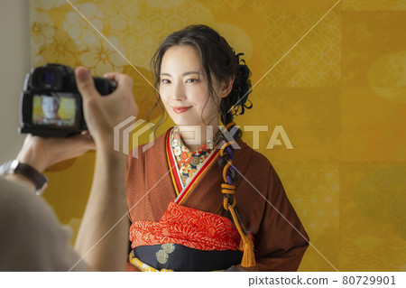 一個有棕色風衣的女人 一個有棕色風衣的女人 80729901