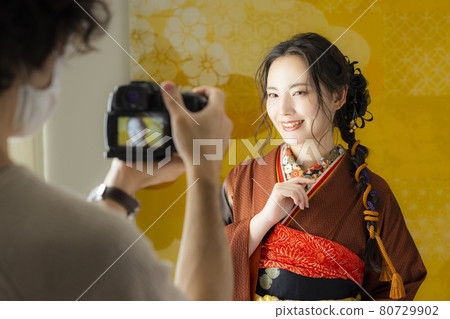 一個有棕色風衣的女人 一個有棕色風衣的女人 80729902