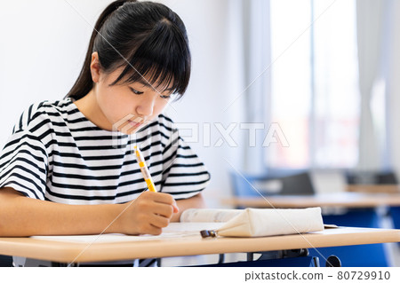 Elementary school girl studying at a cram school Photographing cooperation: Japanese language school attached to Chuo Institute of Technology 80729910
