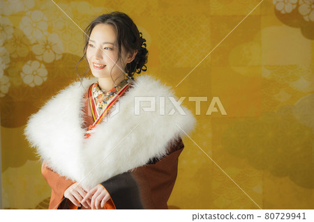 Woman with brown furisode feather shawl 80729941