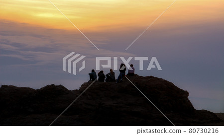 People waiting for the rising sun while looking down at the sea of clouds from the top of the mountain 80730216