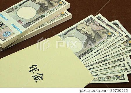 [Thumbnails of articles on social security and pension issues] Pension notebook and a wad of million yen 80730935
