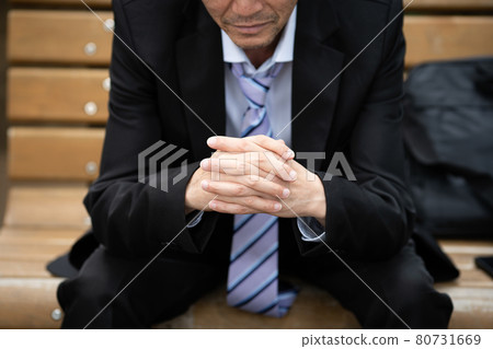 商人在戶外擔心 80731669