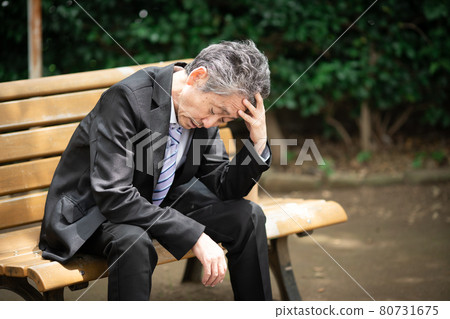 商人在戶外擔心 80731675