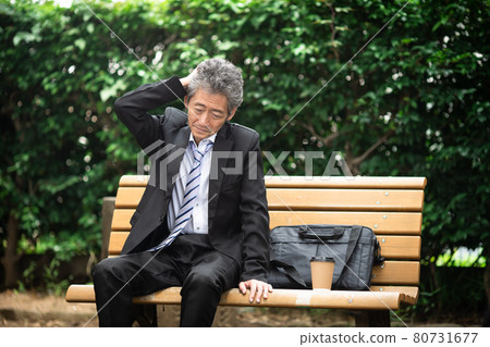 Businessmen worried outdoors 80731677