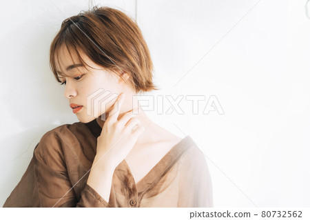 Young women's hairstyles, beauty images 80732562