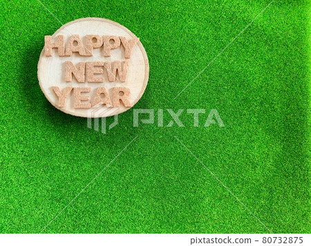 原木上的軟木字母和草坪上的新年賀卡材料 80732875