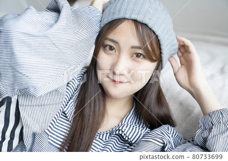 一個戴著帽子的女人的肖像 80733699