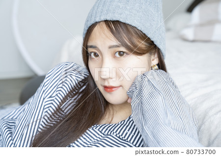 一個戴著帽子的女人的肖像 80733700