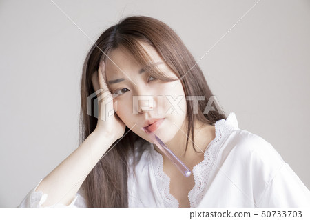 刷牙的女人 80733703